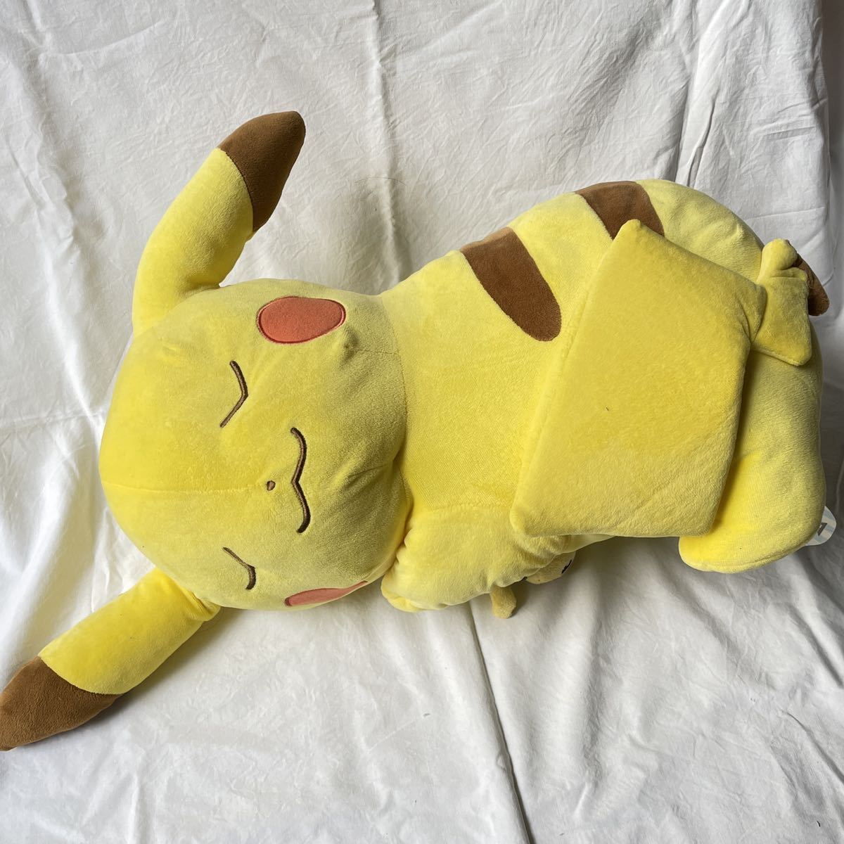 送料無料 新品 ポケモン ピカチュウ おねむりピカチュウ ぬいぐるみ クッション ポケモンセンター 等身大 ビーズクッション 特大ぬいぐるみ ポケットモンスター Hlt No