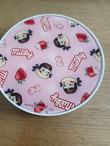 イッツデモ ペコちゃんマルチパレット イチゴ柄 アイシャドウ チーク リップ