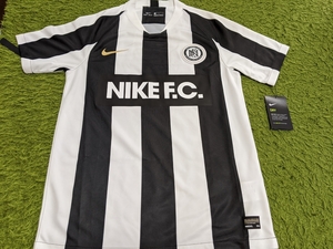 新品未使用　NIKEFC ナイキ　ユニホーム　Ｓサイズ　サッカー　フットサル　プラクティスシャツ　Tシャツ　白黒