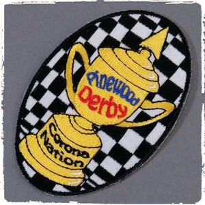 AO08 PINEWOOD DERBY CORONA NATION ワッペン パッチ ロゴ エンブレム 米国 輸入雑貨 チェッカーフラッグ柄 優勝カップ刺繍