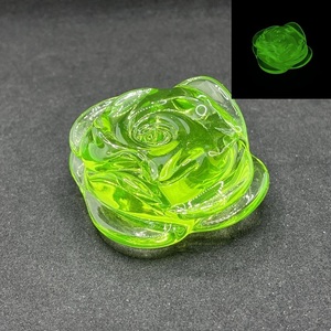 u Ran glass paperweight rose hand made E