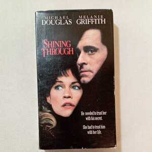 zaa-zvd18♪Shining Through [VHS] Michael Douglas (出演), Melanie Griffith (出演)　英語版 [Import] ビデオ 132分