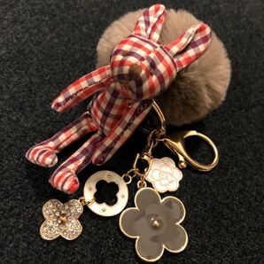 ☆☆☆ふわふわファー(ベージュ)&チェック足長うさちゃん☆☆☆【バッグチャームorキーリング】フラワーパーツいっぱい◎lovely