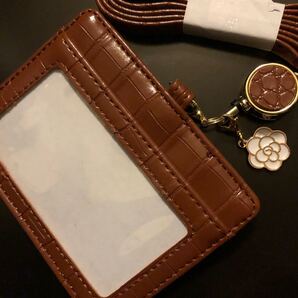 シンプルお洒落☆☆☆カメリアフラワーパーツ(ホワイト)☆☆☆【リール付☆IDケース】◎横型ブラウン◎ネックストラップタイプ(長め)