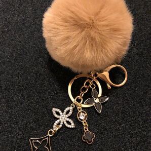 ☆☆☆ふわふわファー(ベージュ)&フラワーパーツ(ブラック系)【バッグチャームorキーリング】◎◎◎縦ラインが綺麗◎◎◎