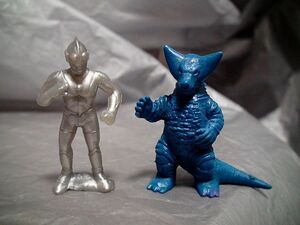 ウルトラマン①土44おまけ 食玩 怪獣 消しゴム 人形 ウルトラマン+ゴモラ セット「検 怪獣殿下 円谷 特撮