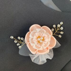 ハンドメイド!コサージュ(つまみ細工 小枝アクセ カメリア)母の日 結婚式 発表会 イベント プレゼントに
