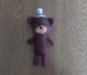 ハンドメイド 手作り 羊毛 フェルト ニードル 人形 ぬいぐるみ くま クマ 帽子 ぼうし こげ茶色 マスコット キーホルダー