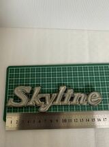 ジャンク説明文必読/部品取り用/Skylineスカイライン エンブレム/裏面記載番号78894 S6000/USED/レトロ/詳細 素材等不明経年/変色小傷汚れ_画像1