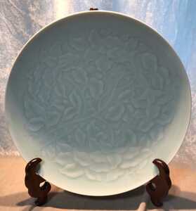 【陶磁器】青白磁の大皿 皿立て付きです 影青 花草文 プレート 飾り皿 ディスプレイ用品 インテリア用品