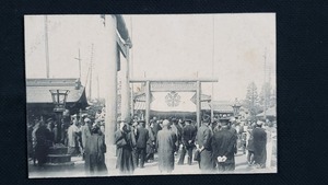 ｈ■　戦前絵葉書　神社　鳥居　建造物　参拝客　風景　光景　詳細不明　レトロ　アンティーク　/pc67