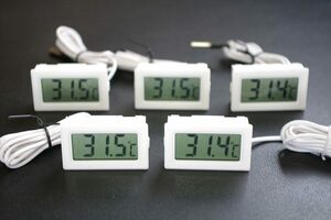 【送料無料】 デジタル温度計　白色（防水センサー付）5個セット　 バッテリー付 即使用可　デジタル水温計　　　☆飼育の温度管理に