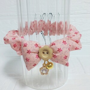 お花ボタン花柄シュシュ(キラキラチャーム付き)