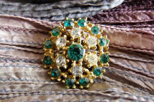  Vintage : green, clear color stone, flower design. sama . brooch 