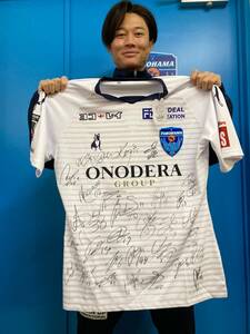 [ charity ] Yokohama FC player . autographed uniform 185