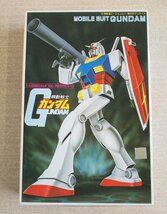 [W1285] 機動戦士ガンダムプラモデル / 旧バンダイ 1/100スケール BANDAI RX-78 モビルスーツ GUNDAM 組立書付 未組立 中古 現状品_画像1