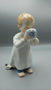 マイセン Meissen フィギュリン ヘンチェル人形 ブルーオニオンのカップでミルクを飲む子ども オリジナルBOX付 完品 本物保証