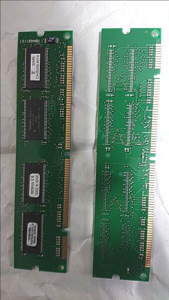 PCメモリ 32MB THMY644071BEG-10 4Mx64 SDRAM 二枚一組