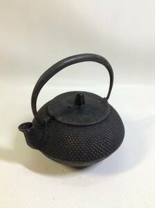 A1383☆岩鋳　鉄瓶　鉄器　急須　あられ　茶器　茶道具　金属工芸　やきもの　茶会　工芸品　アンティーク