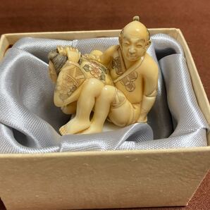 逸品 時代根付 フィギュア 子宝お守り 春画 着物 丁髷 男女交尾 細密彫刻 精密彫刻 銘入り 『正光』作家物 化粧箱つき (D)