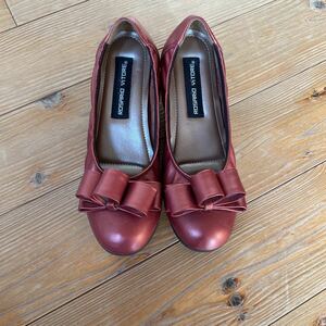  ribbon pumps red on goods . possible love ...22.5 Hill height approximately 4 centimeter leather condition excellent 
