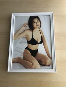 kj ★額装品★ 乙葉 グラビア セクシー ビキニ 美乳 貴重写真 A4サイズ額入り ポスター風デザイン 水着 お宝