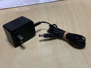 完動品　美品　ACアダブター　9.5V-300mA　　コード長1.8m　