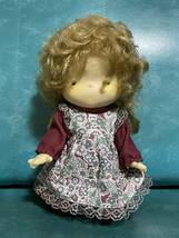 レア 当時物 昭和レトロ セキグチ 女の子 ソフビ 人形 約23cm カーリーヘア メイド服 ワンピース 抱き人形 アンティークドール_画像1