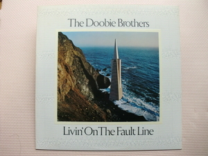 ＊【LP】THE DOOBIE BROTHERS／Livin’ On The Fault Line（P-6541W）（日本盤）