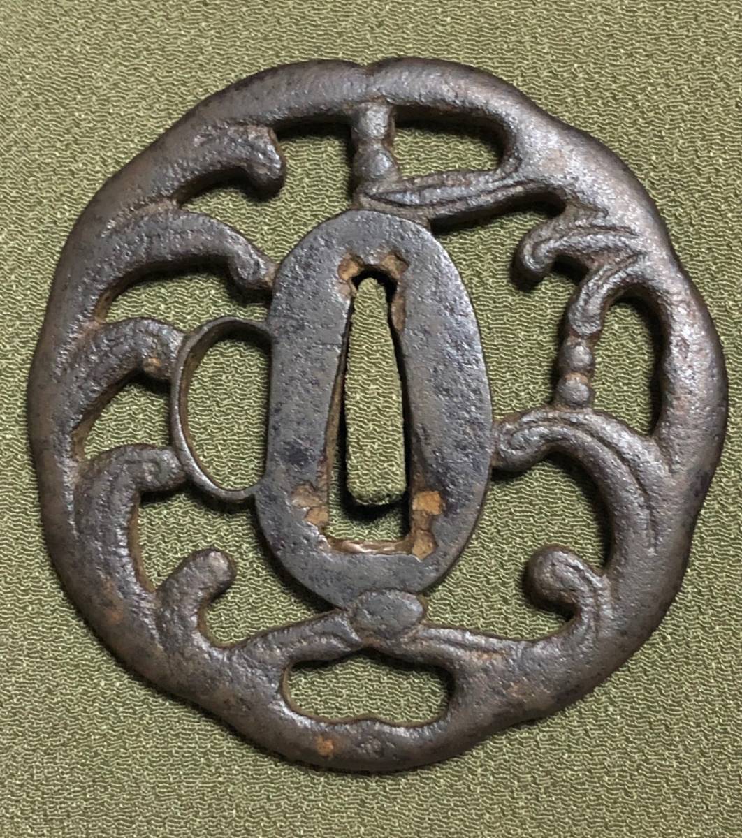 高い素材】 柳生鍔 時代物 鉄地釣鐘図透かし丸型鍔 真剣 鐔 非常に見事