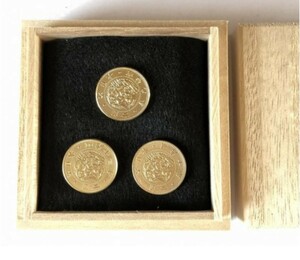 近代貨幣 旧2円金貨 3枚 明治9、10、13年 木箱入り コレクション 磁性無し 観賞用