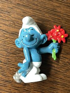 Smurf Bouquet представленная аксессуара для крышки клапана.