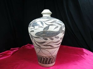 B　白磁鉄絵魚紋梅瓶　中国　陶器