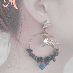 ハンドメイド イヤリング or ピアス 星 ニッケルフリー 変退色防止加工済み フープ 土星チャーム キューブ型ガラスチャーム 星空ストーン