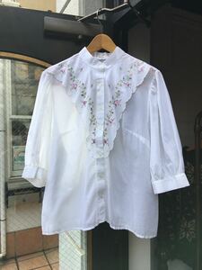 ヨーロッパ古着ノンカラーパフスリーブブラウスvintageブラウス　刺繍ブラウスエンブロイダリー　blouse シアー shirt 半袖シャツLV672
