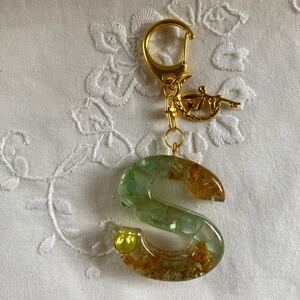 イニシャルキーホルダー レジン ハンドメイド バックチャーム イニシャル プレゼント ホワイトディ ドライフラワー ミモザ