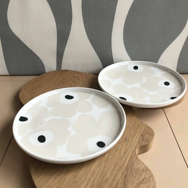 国内正規品 新品 2枚 marimekko UNIKKO ウニッコ プレート 20㎝ ホワイト×ベージュ