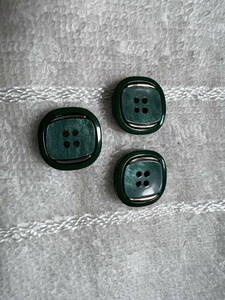 3357 約14㍉　緑　グリーン　 ボタン ３個セット　ビンテージ　 未使用品　手芸　裁縫　おしゃれ　ハンドメイド　DIY　リメイク