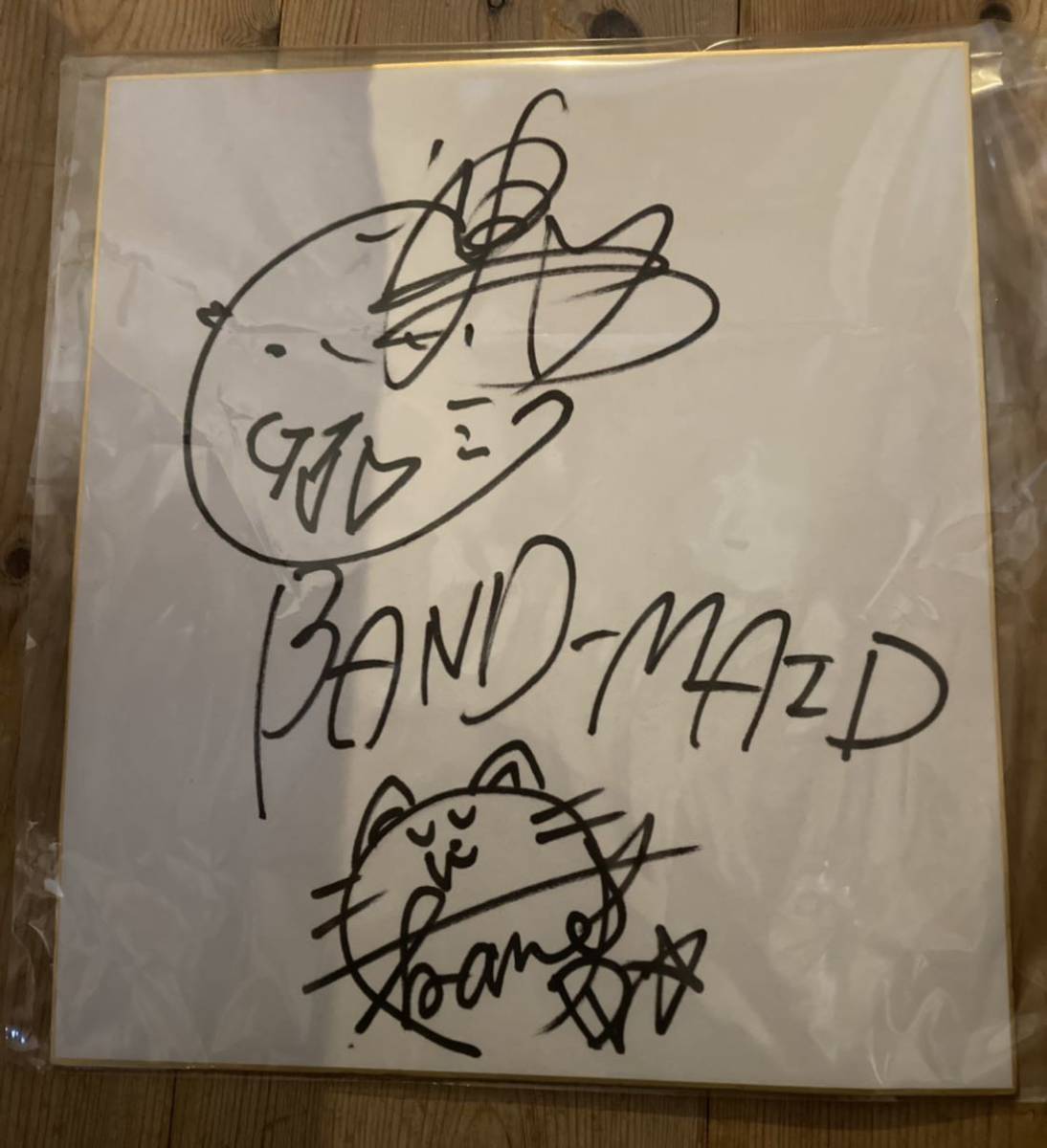 Papier coloré dédicacé BAND-MAID ◆ Miku Kobato Akane Band Maid ◆ BAND MAID Banme Girls Rock Band Kuruppu Maid Costume Hard Rock Rock, musique, Souvenir, Souvenirs, signe