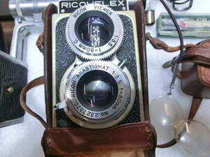 動作品です RICOHFLEX リコーフレックス MODEL VIS 二眼レフフィルムカメラ　皮ケース付皮のバック付きフラッシュ　タイマー付き