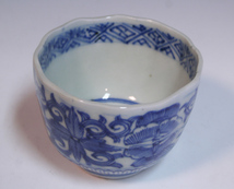 *青**【SALE】【即決】古伊万里/染付線描蝶に花クルス文小碗/江戸時代（煎茶碗向付湯呑茶碗そば猪口杯盃酒器生活骨董食器古美術K211_画像4