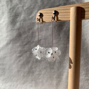 白いお花のイヤリング
