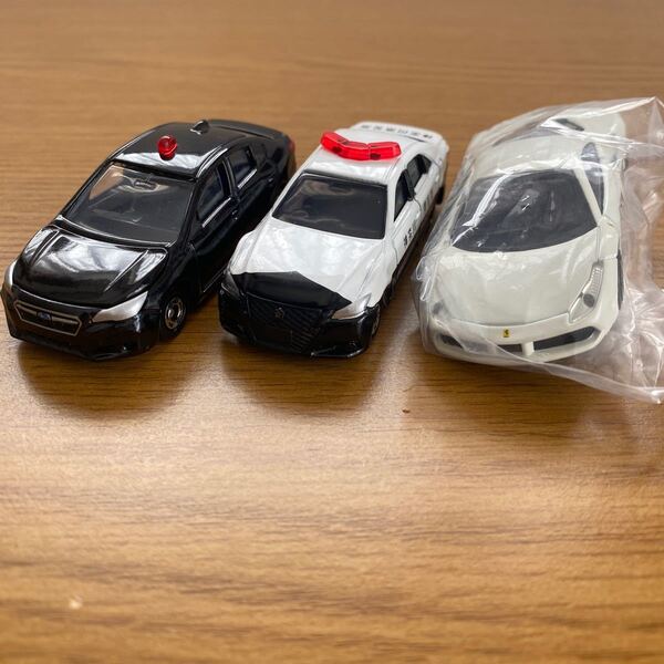 トミカ パトロールカー フェラーリ
