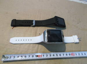 腕時計　２種　　ジャンク扱い　電子　クロック　ベルト　白　黒　ホワイト　ブラック　スマートウオッチ？　　送料無料