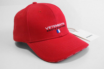 VETEMENTS ◆ ロゴ刺繍 ベースボールキャップ レッド 下げ札付き 帽子 ヴェトモン ◆D-3_画像1