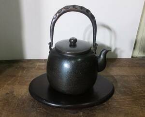 ◆え-833　水指 中古 日本製 在銘 銅製 打出し 厚手 急須 茶道具 茶室用 　大きさ/約寸：高27 奥20 横17cm 重さ1.5kg