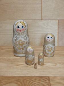 Art hand Auction ★ロシア雑貨 フラワー･マトリョーシカ ~ シャンパンゴールド【やや難あり】matryoshka nesting dolls, ハンドメイド作品, インテリア, 雑貨, 置物, オブジェ