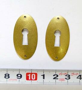 S730　鍵穴2枚♪　ドアのアクセントに　古い金物金具　未使用　キーホール