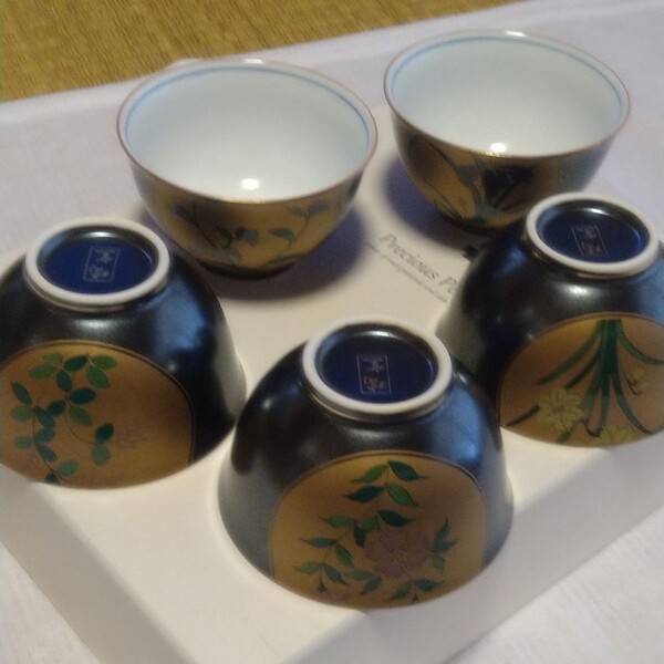 *有田焼 瑞窯 《湯呑み茶碗》金彩 黒色 〈5種類の花柄〉×5客セット *