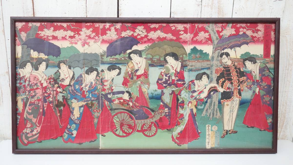 Artisanat traditionnel Objets d'art d'époque *Livre de tourisme sur la rivière Sumida Impressions à triple cadre *Peintures de beautés Ukiyo-e Famille de l'empereur Fleurs de cerisier Observation de belles femmes dans le palais des fleurs de cerisier *Meiji 13* Écrit par Toyohara Kunichika, peinture, Ukiyo-e, imprimer, Peinture de belle femme